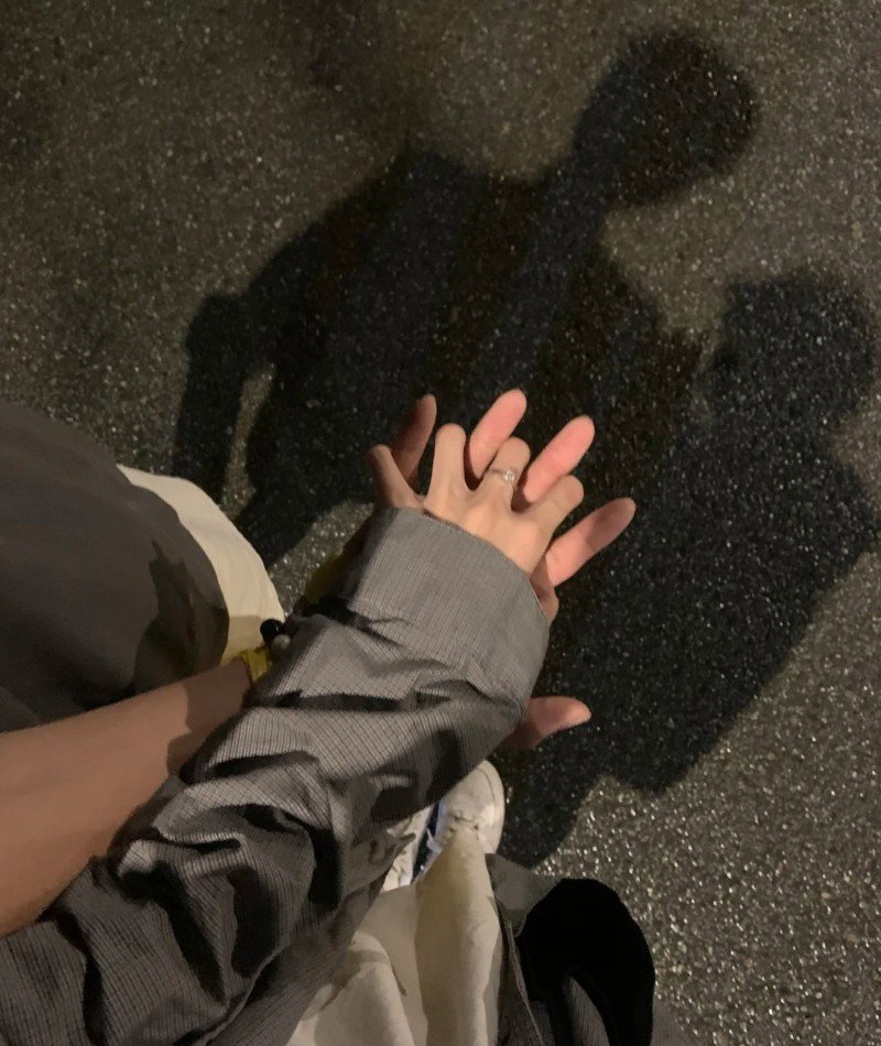 couple hands dp 18