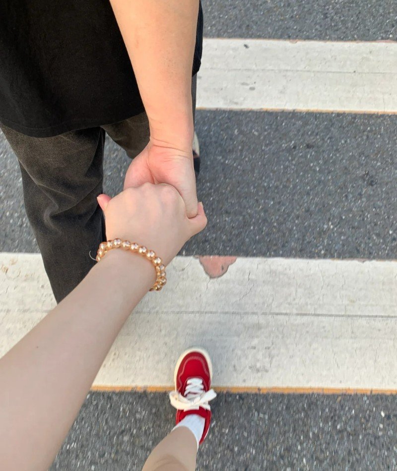 couple hands dp 20