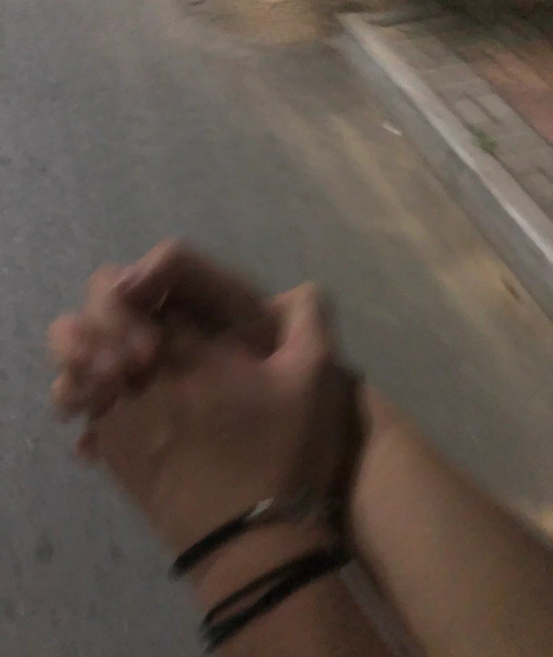 couple hands dp 22