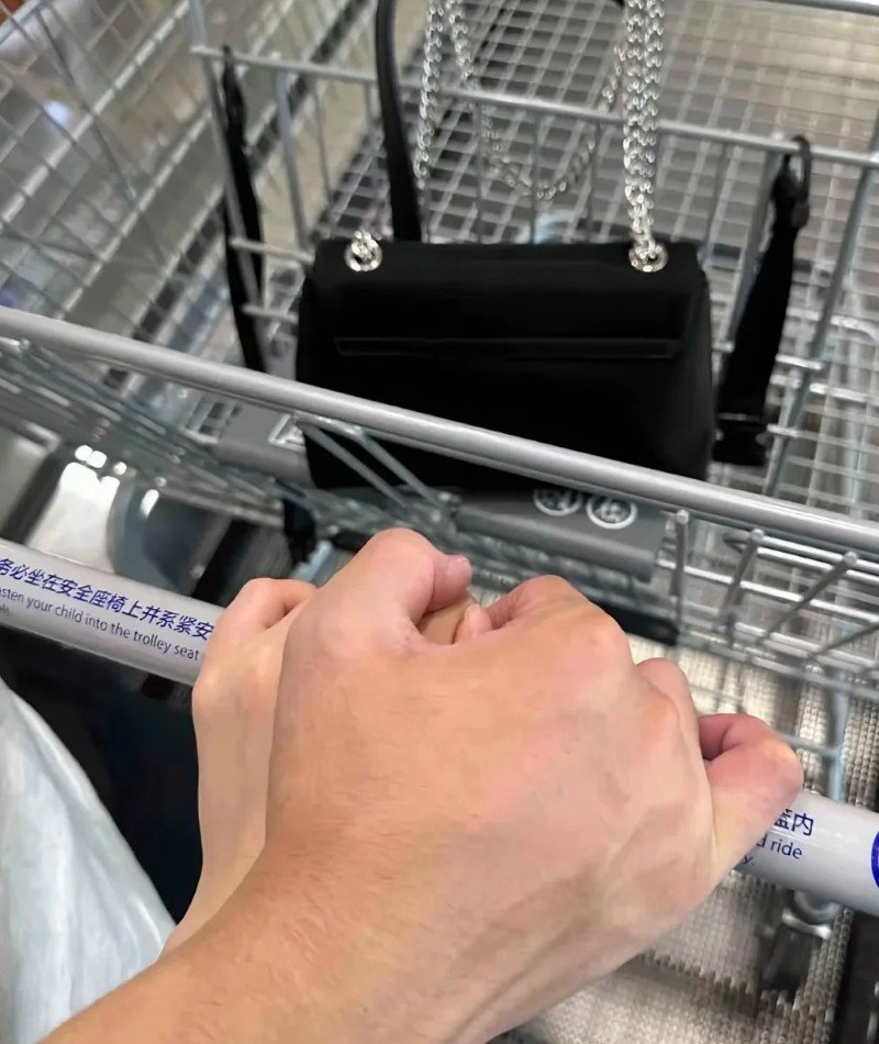 couple hands dp 23