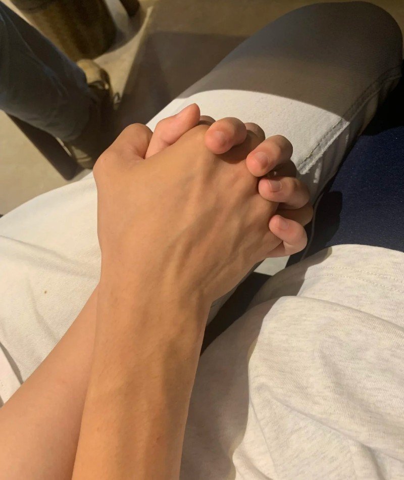 couple hands dp 24 