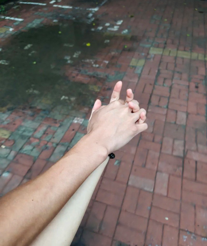 couple hands dp 26
