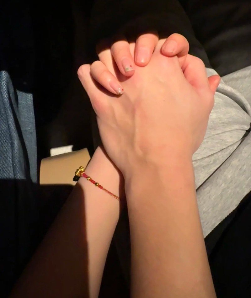couple hands dp 28