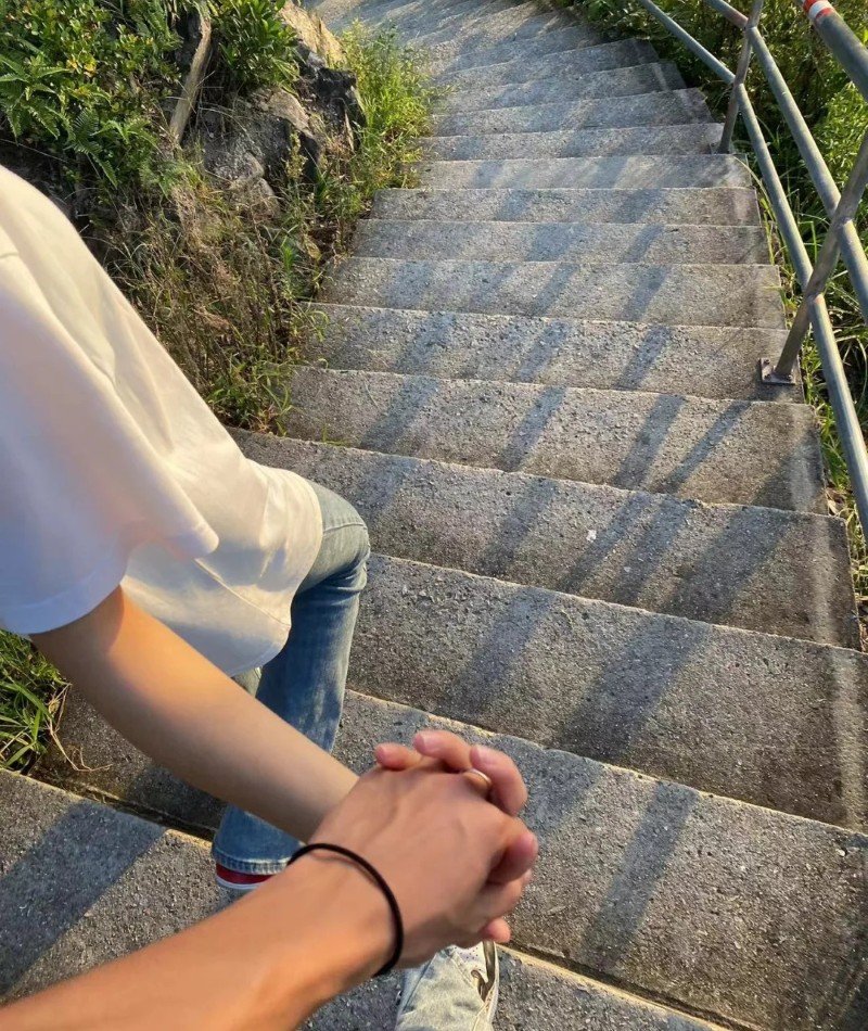 couple hands dp 31