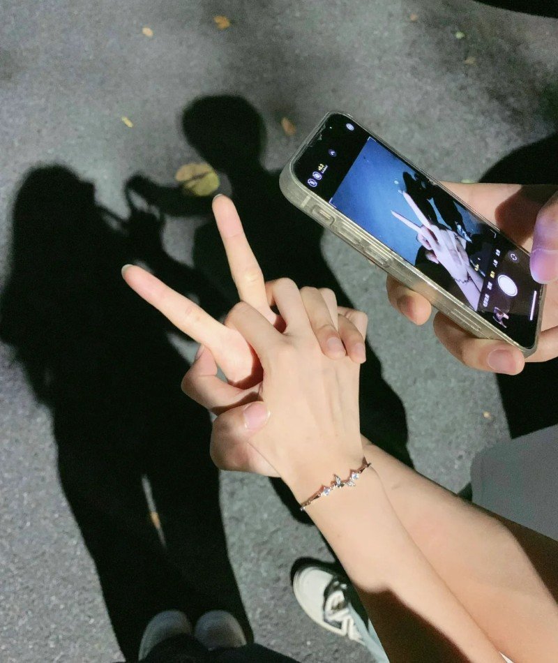 couple hands dp 32