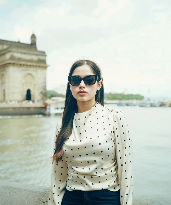 dp for instagram for girl stylish hidden face 1