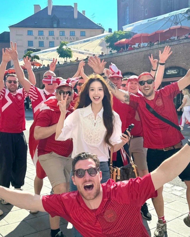 friends group dp32 funny