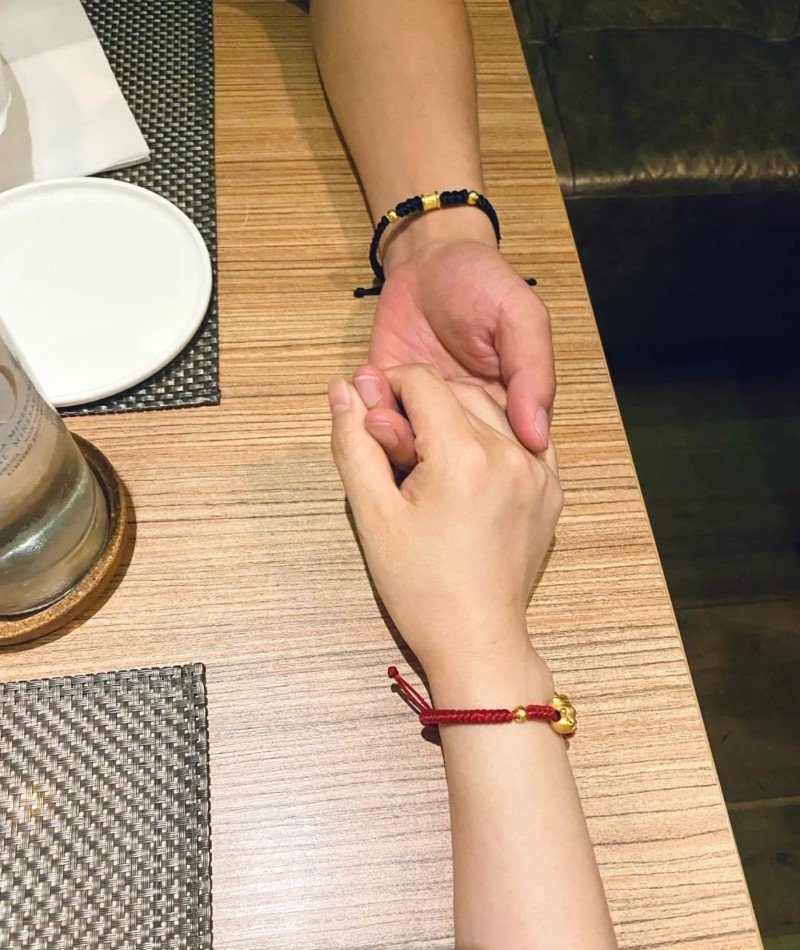 instagram couple hands pic for dp