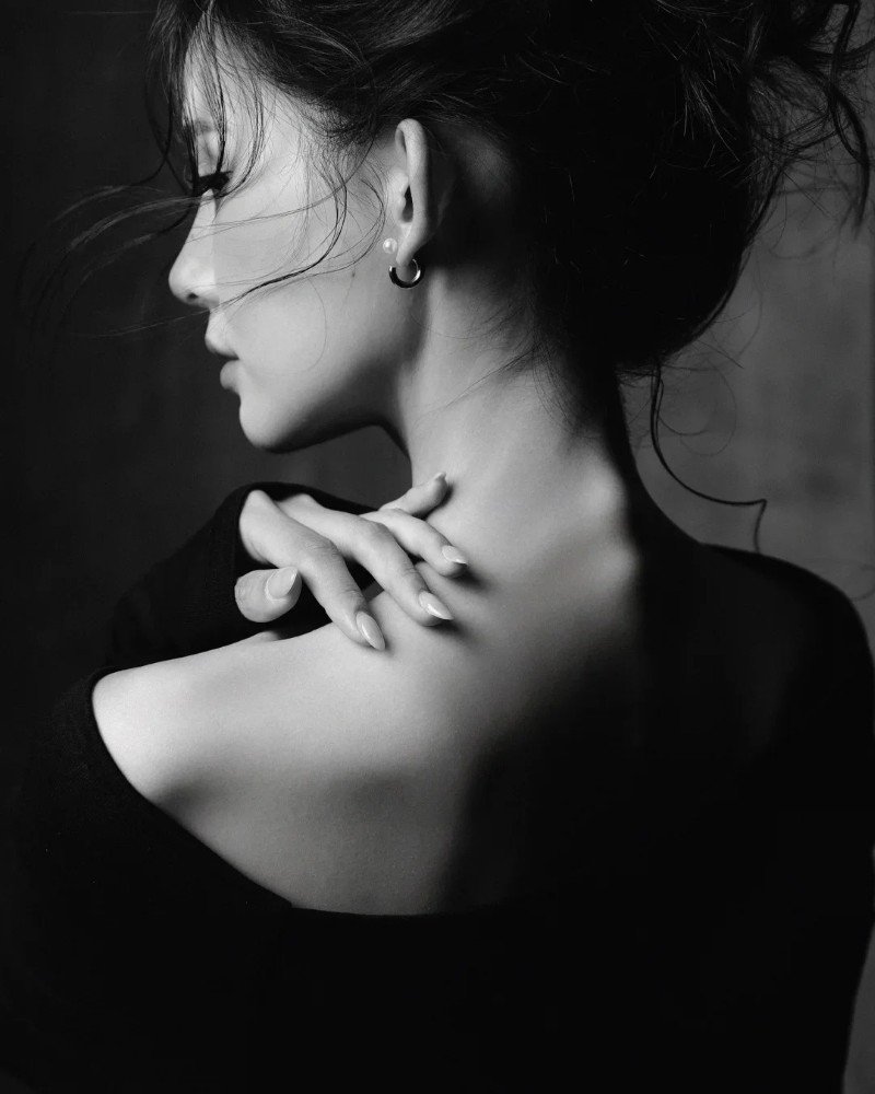 aesthetic black shadow girl dp